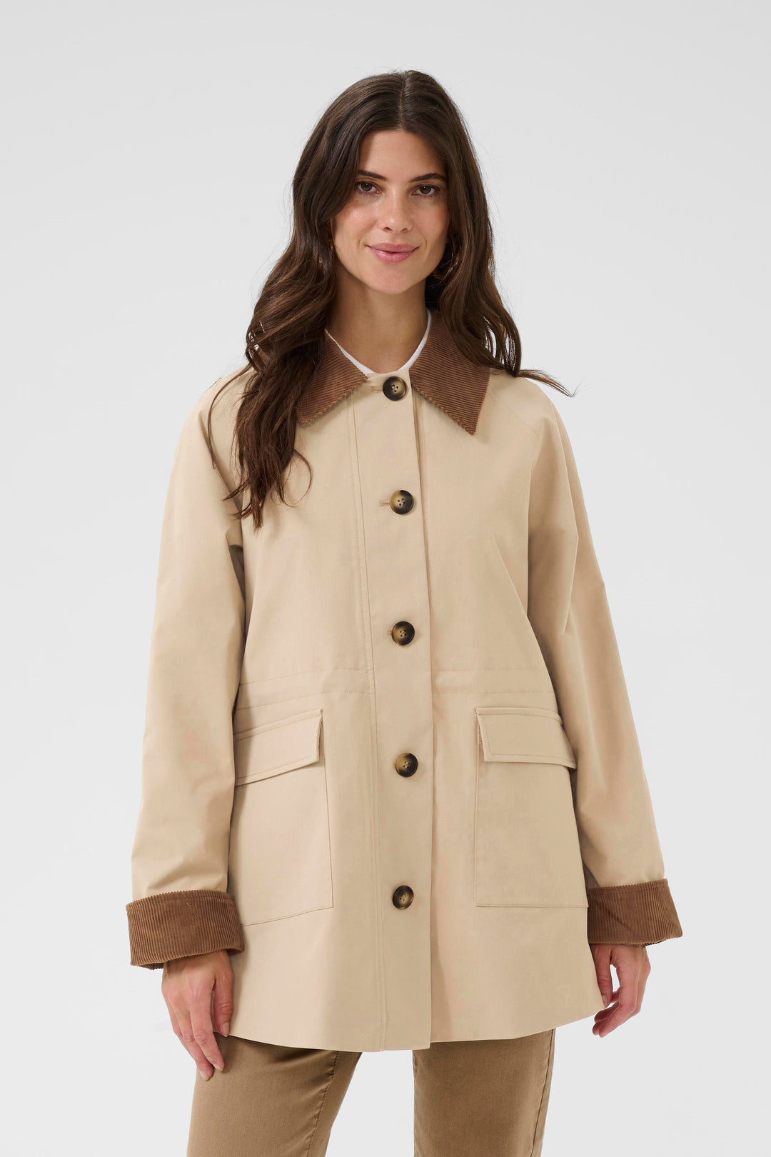 Manteau Jaxy avec col et revers de manches en velours côtelé contrastant, coupe droite et ample pour un style confortable mi-saison.