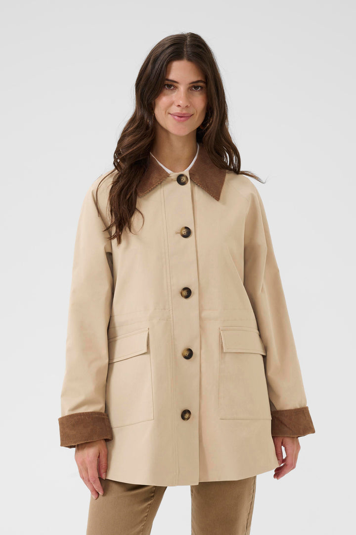 Manteau Jaxy avec col et revers de manches en velours côtelé contrastant, coupe droite et ample pour un style confortable mi-saison.