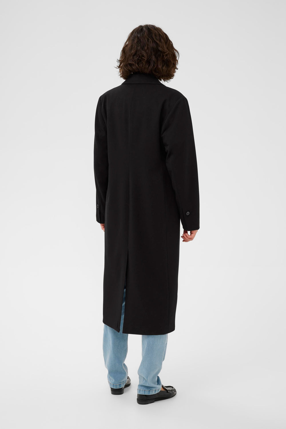 Manteau Milos long noir pour un style élégant et intemporel, vue arrière montrant la coupe droite et le col tailleur.