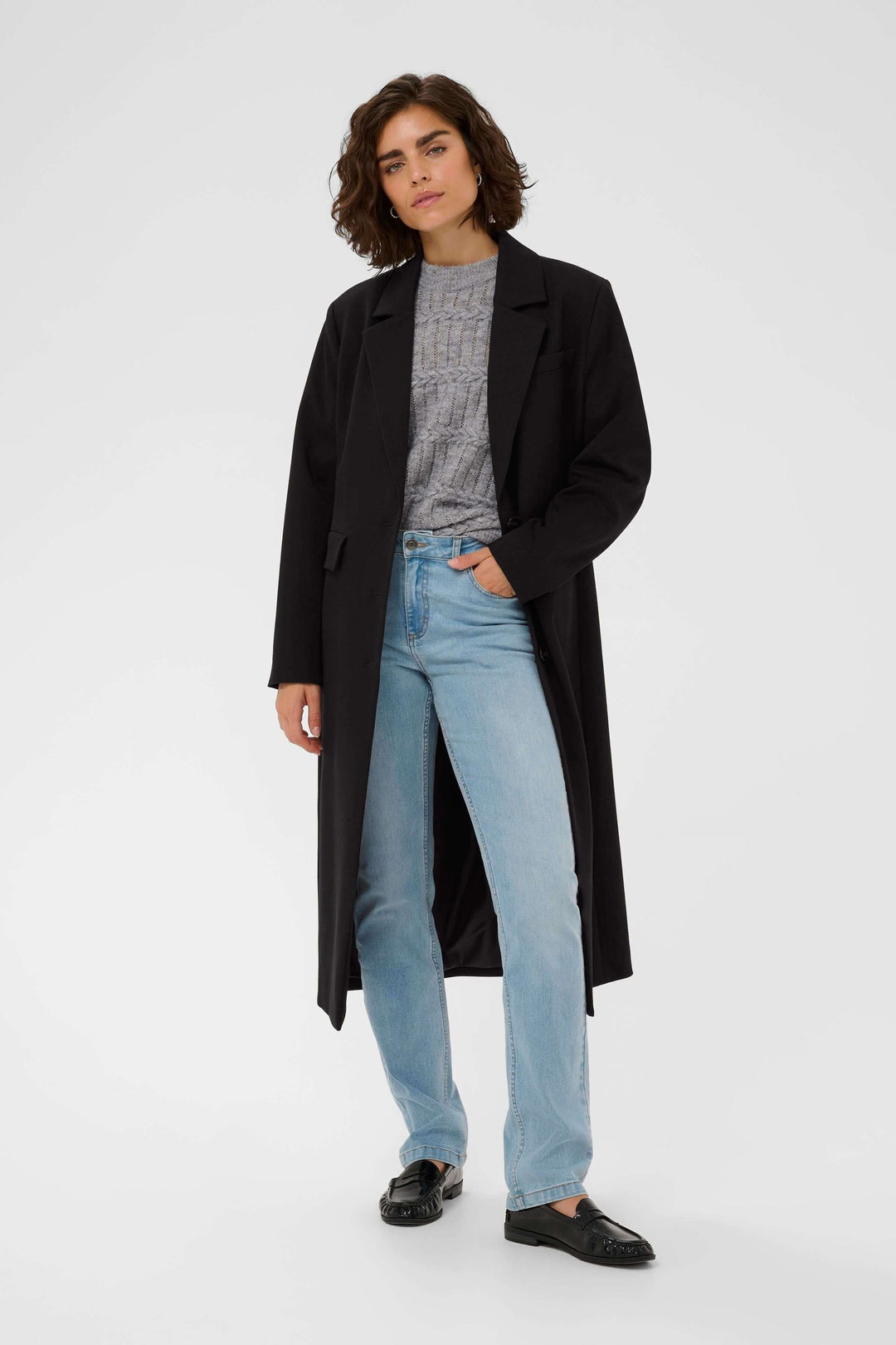 Manteau Milos, manteau long noir avec silhouette droite élégante et col tailleur, idéal pour un style intemporel et polyvalent.