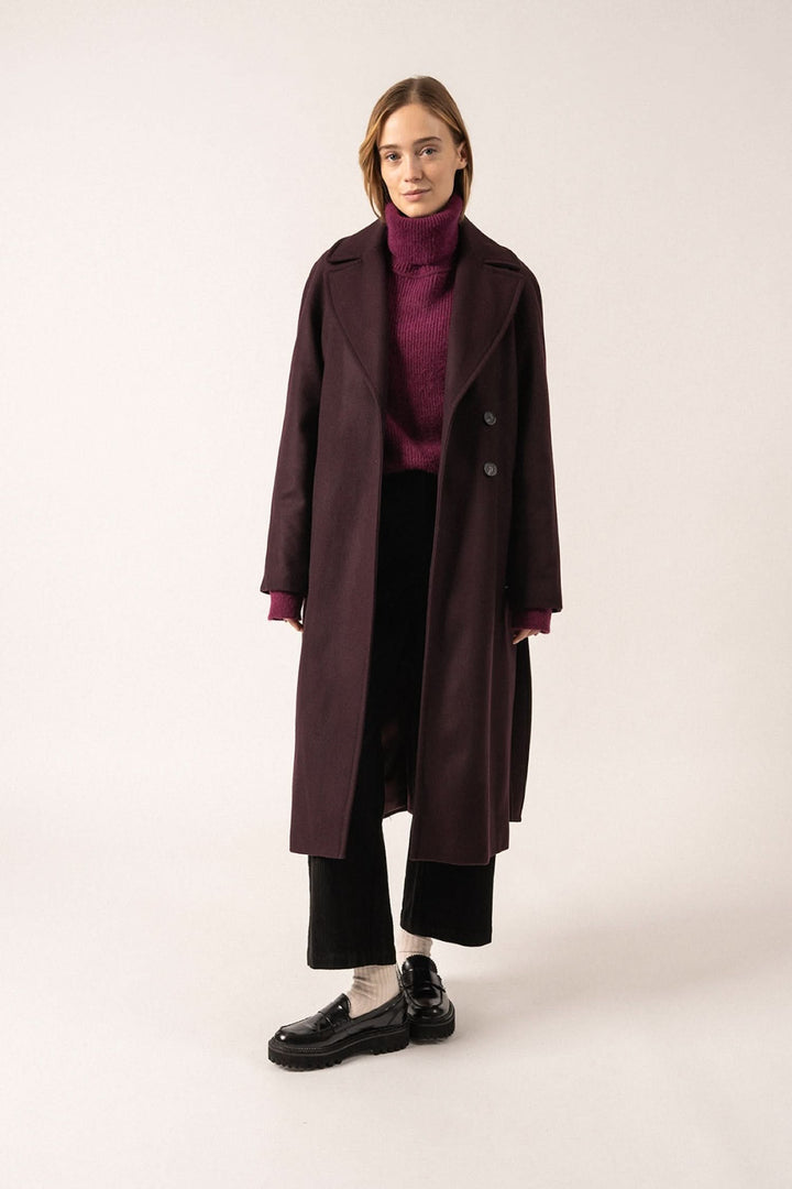Manteau St-Enora Saint James en laine, élégant, avec ceinture réglable, sur mannequin avec vêtements assortis.