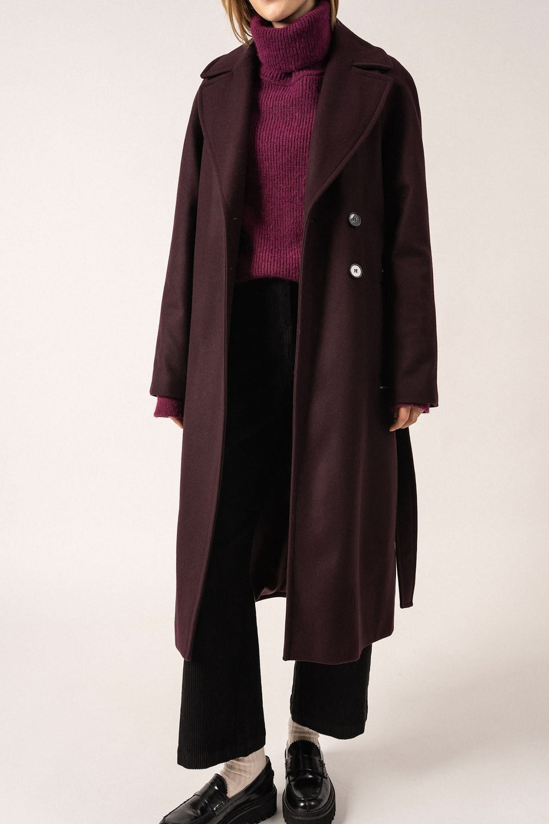 Manteau St-Enora de Saint James, élégant et confortable, en laine, longueur 114 cm, avec ceinture réglable.