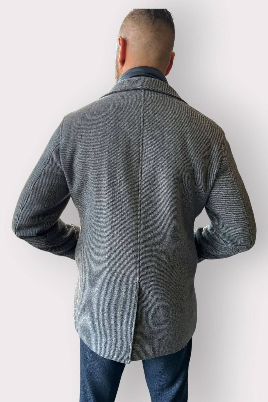 Manteau caban doublé en gris vu de dos, avec col à encoches et design élégant.