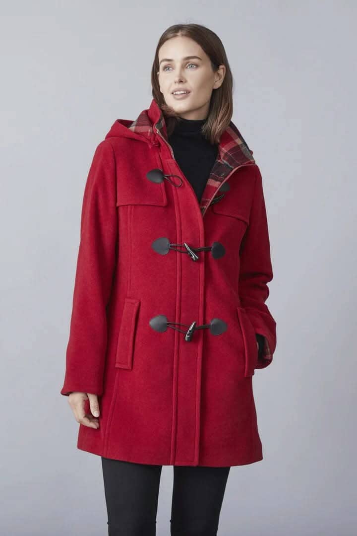 Manteau de laine rouge avec capuche amovible, fermeture éclair et boutons à bascule, style léger et chaud.