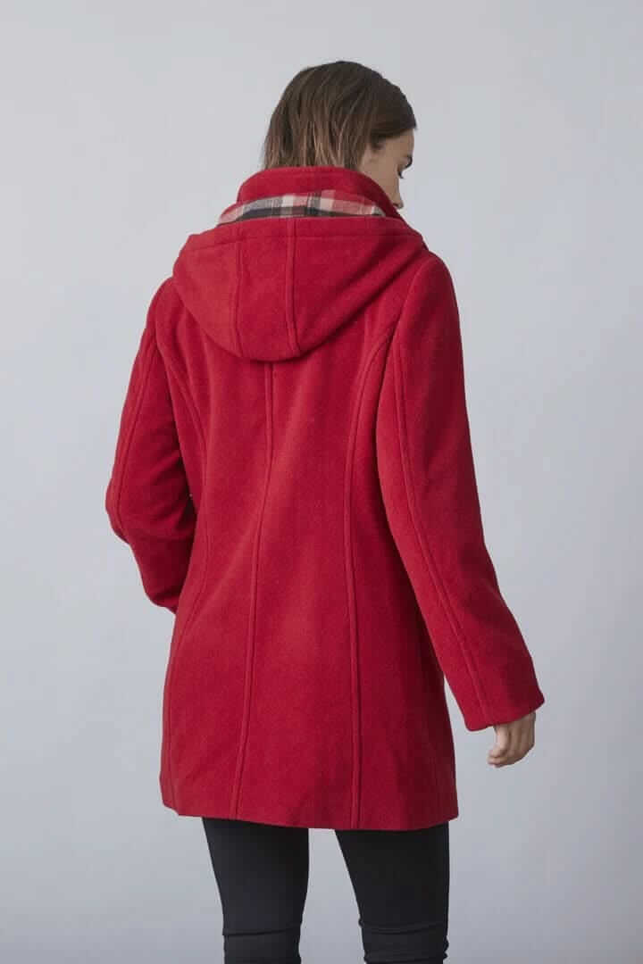 Manteau de laine rouge avec capuche amovible et doublure à carreaux, vue arrière sur mannequin.