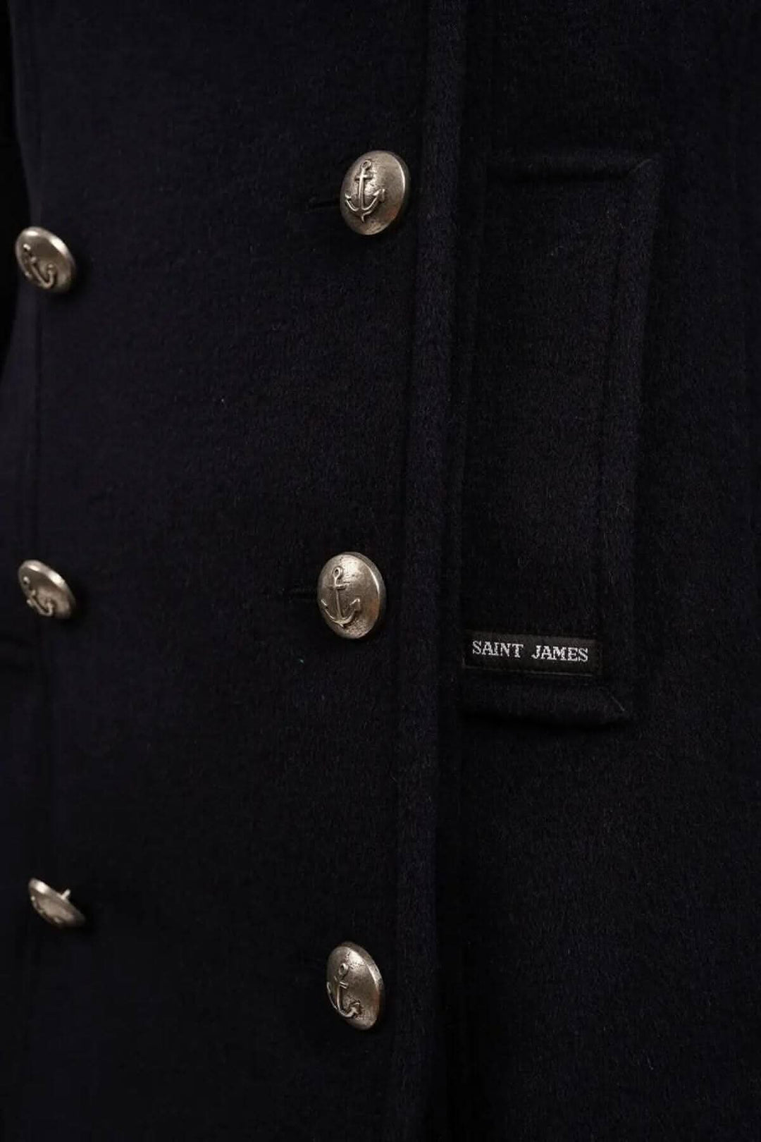 Détail du manteau de laine ST BRIAC III avec boutons métalliques et col cranté, style marin urbain.
