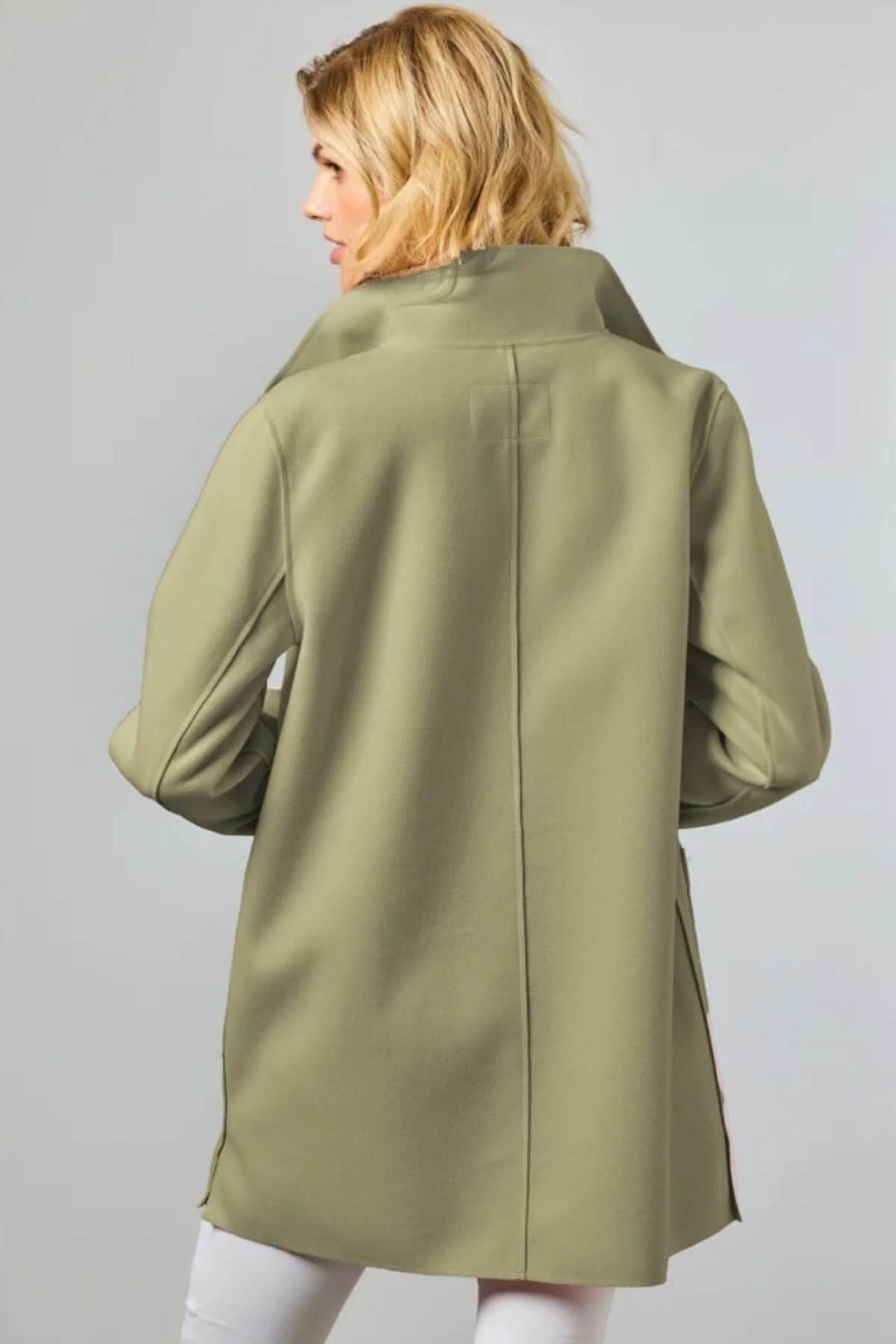 Arrière du Manteau de style Nanna en vert, coupe droite élégante, parfait pour la mi-saison.