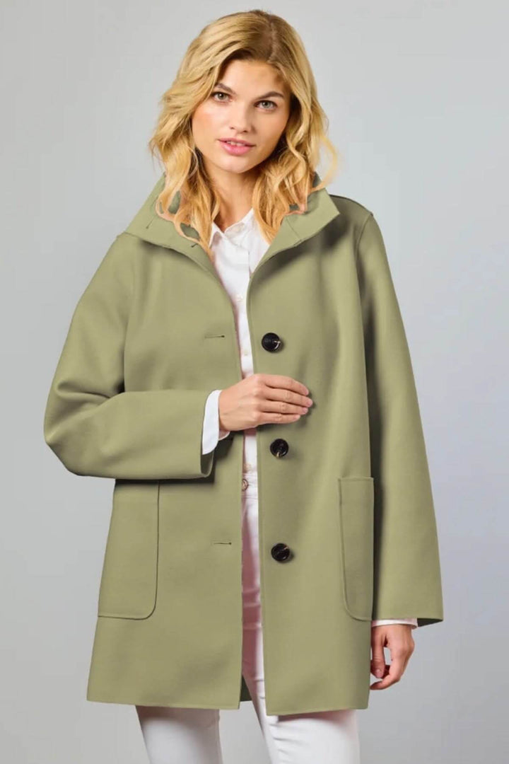 Manteau de style Nanna élégant avec fermeture boutonnée et coupe droite pour mi-saison, idéal pour tenues professionnelles et décontractées.