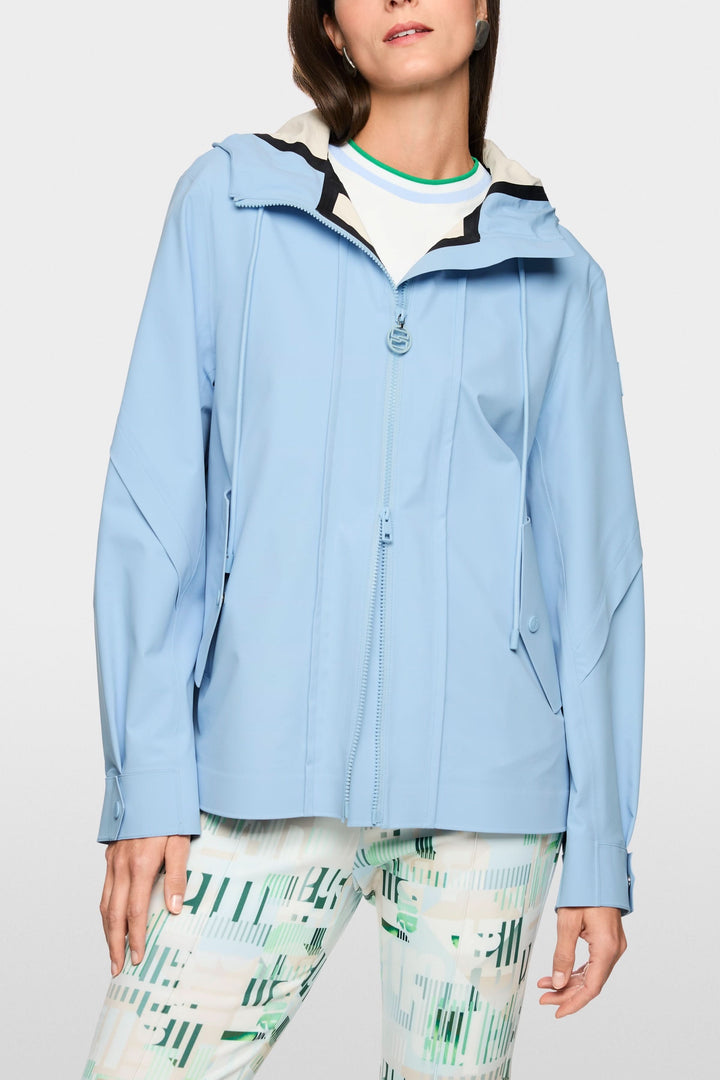 Manteau d'extérieur léger avec capuche, fonctionnel et élégant, parfait pour une tenue urbaine. Décris moi le produit en français.