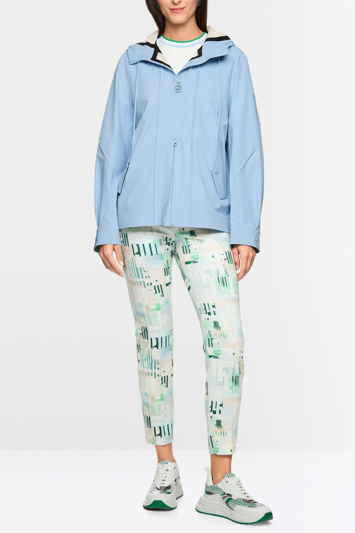 Manteau d'extérieur léger avec capuche en bleu clair pour un style urbain moderne et confortable, idéal pour la mi-saison.