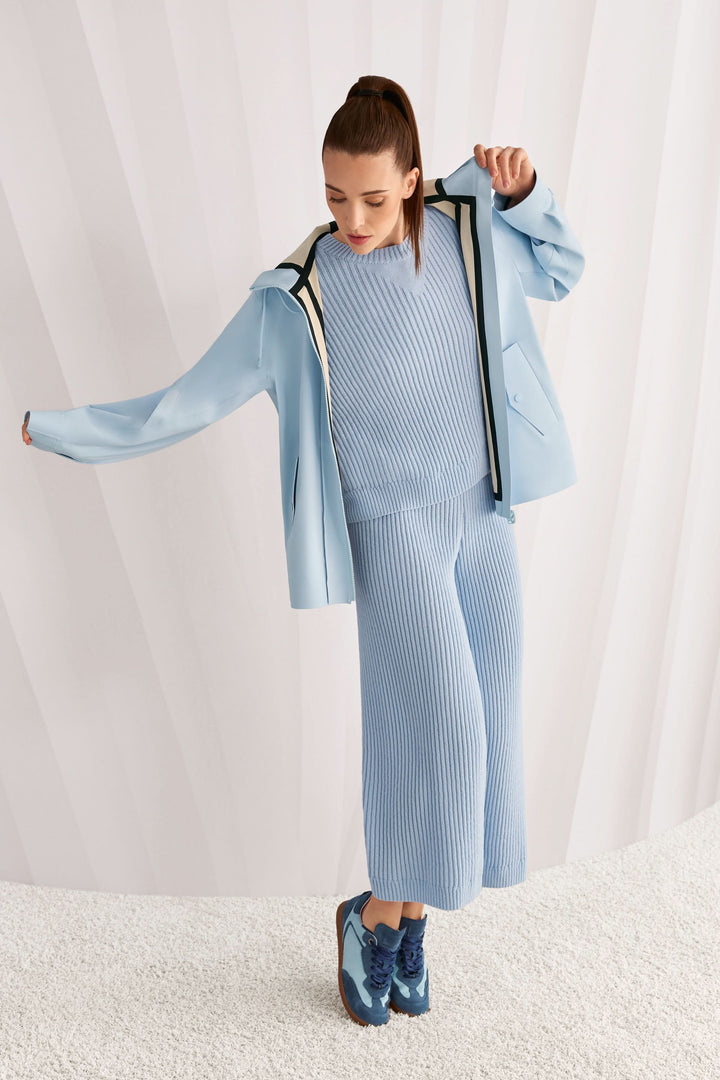 Manteau d'extérieur léger avec capuche, coupe droite, capuchon intégré, femme en tenue urbaine soignée, couleur bleu clair.