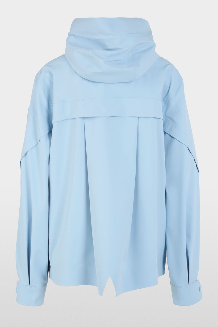 Manteau d'extérieur léger avec capuche bleu clair avec coupe épurée, capuchon intégré et manches longues pour la mi-saison.
