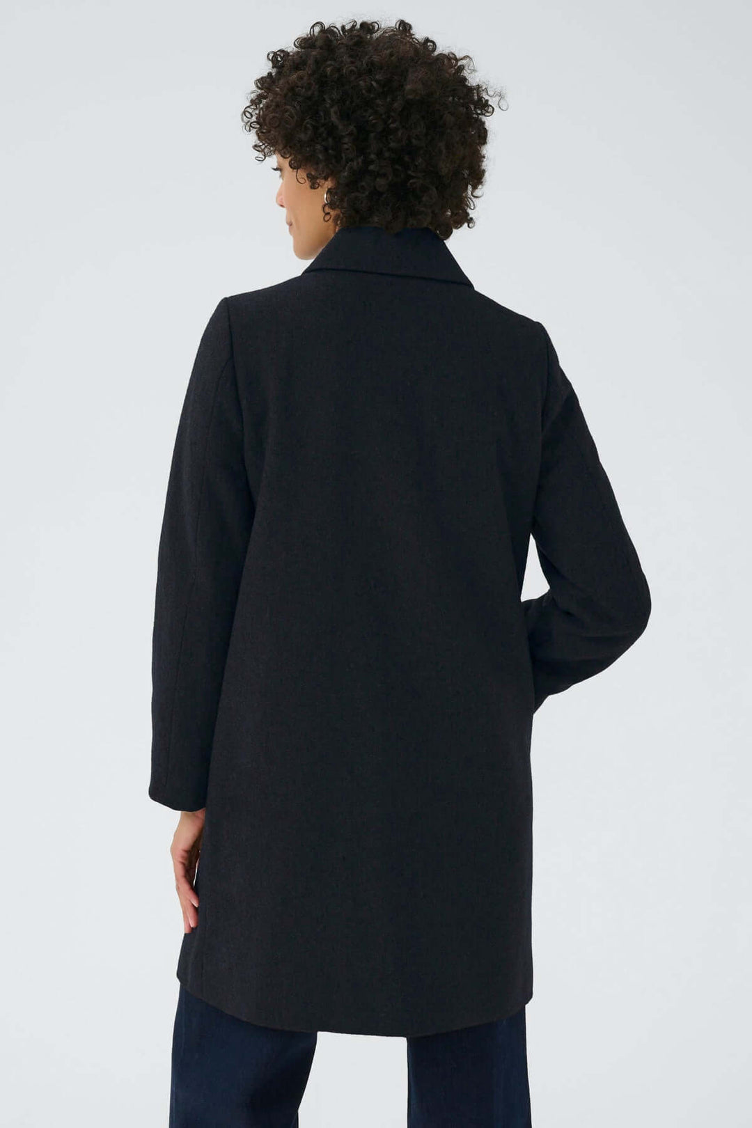 Vue arrière du Manteau en laine Kamillas avec coupe droite et col chemise, parfait pour un look hivernal élégant.