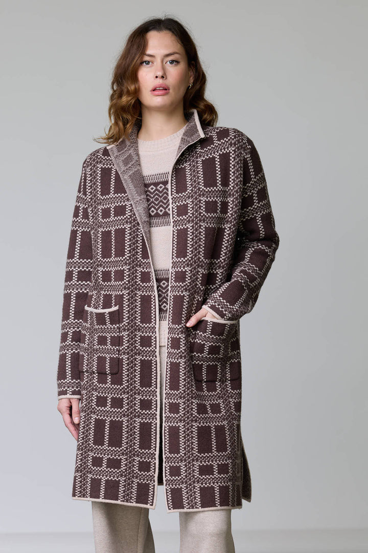Manteau en tricot à motif géométrique avec col à revers ouvert et poches plaquées, coupe droite mi-cuisse, finitions contrastantes.