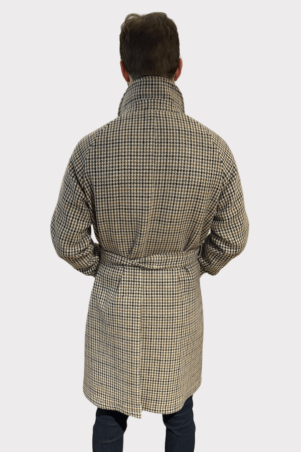Manteau en tweed à motif pied-de-poule vue arrière, élégant et confortable pour l'hiver.