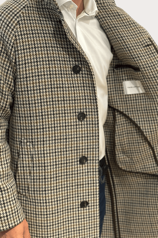Manteau en tweed à motif pied-de-poule, élégant et confortable, avec coupe longue et col montant.