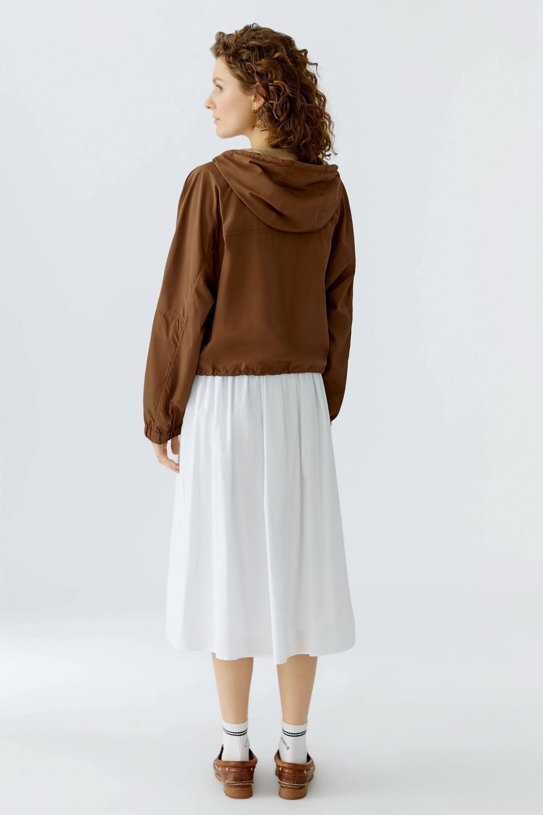 Manteau léger à capuchon marron pour mi-saison, coupe ample, capuchon ajustable, parfait pour look décontracté ou urbain.