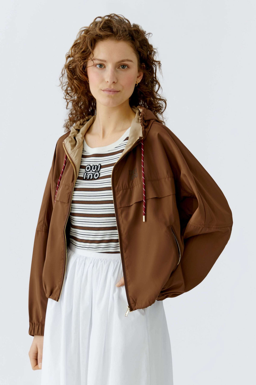 Manteau léger à capuchon marron pour femme, coupe ample avec capuchon intégré, parfait pour la mi-saison et les looks décontractés ou urbains.