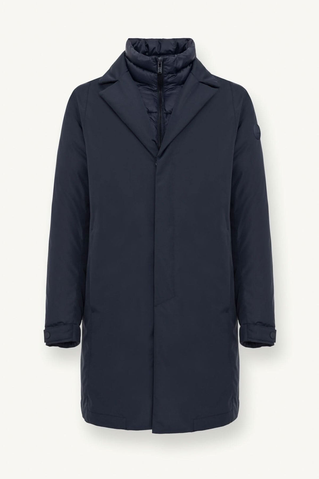 Manteau long pour homme en tissu recyclé, à la fois élégant et confortable, avec fermeture éclair et boutons.