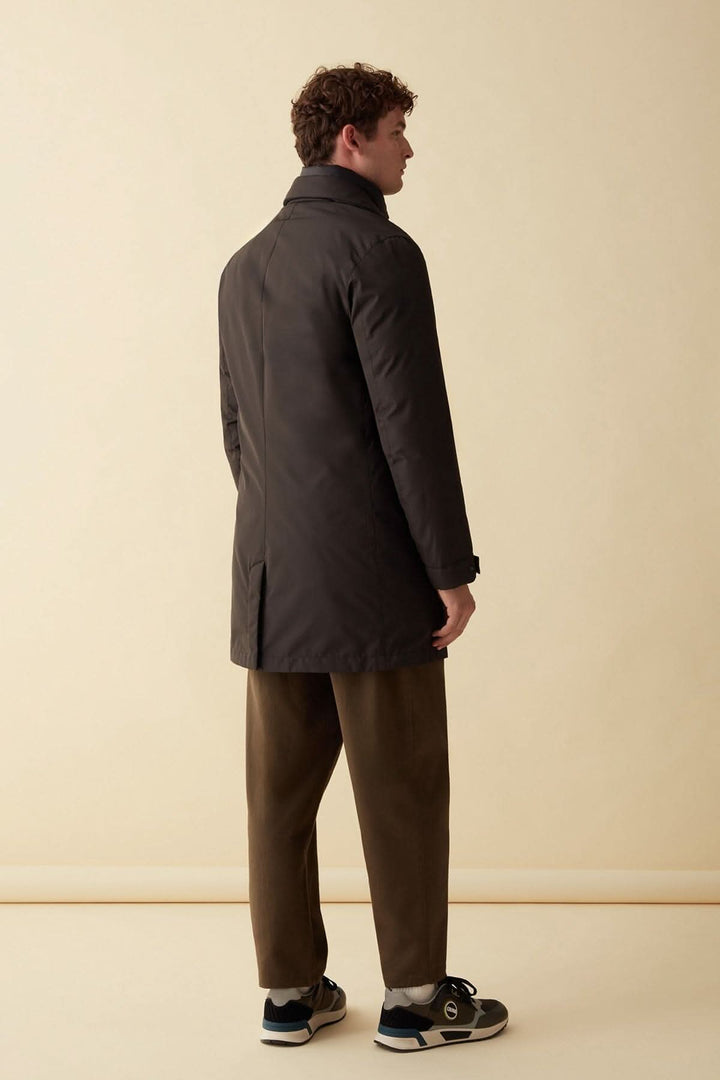 Homme portant un manteau long &