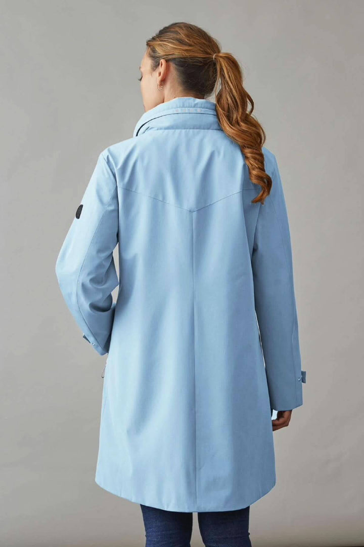 Manteau long à capuchon bleu, vue de dos, avec col ajustable et manches à bouton pression.