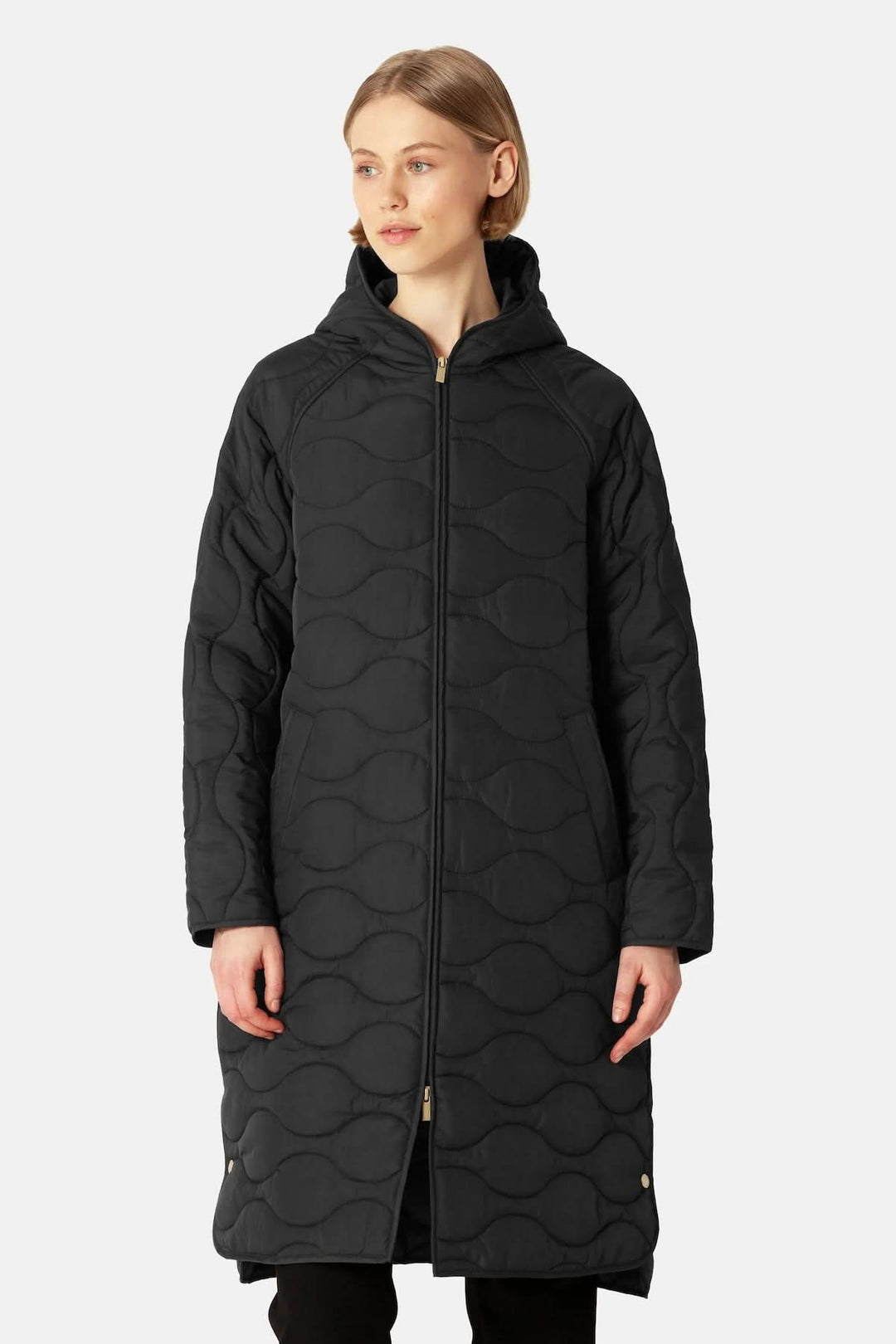 Manteau matelassé long à capuchon avec motifs ondulés, offrant chaleur et confort, idéal pour le froid. Focus: Manteau matelassé long à capuchon.