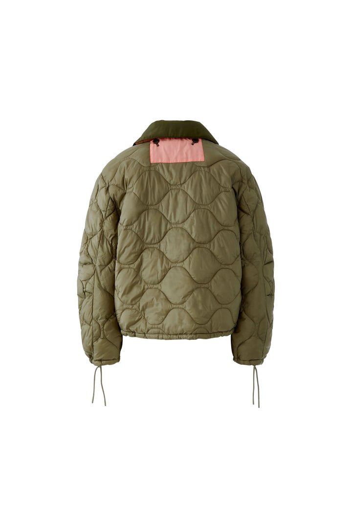 Manteau réversible matelassé avec design matelassé vert et col contrasté rose, idéal pour deux styles différents.