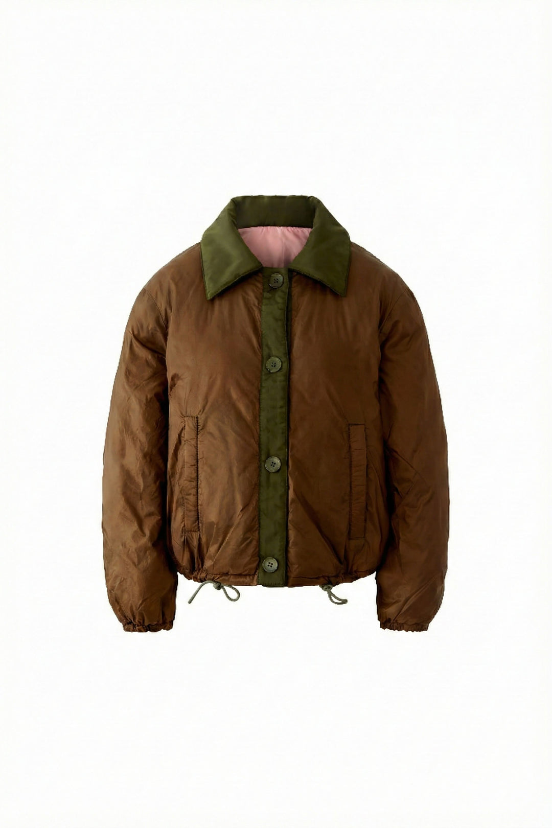 Manteau réversible matelassé marron avec col contrastant et fermeture boutonnée, offrant confort et style moderne pour les saisons.