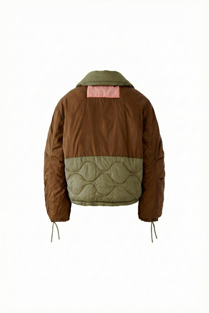 Manteau réversible matelassé avec motifs contrastants et matelassage léger, idéal pour transitions saisonnières.