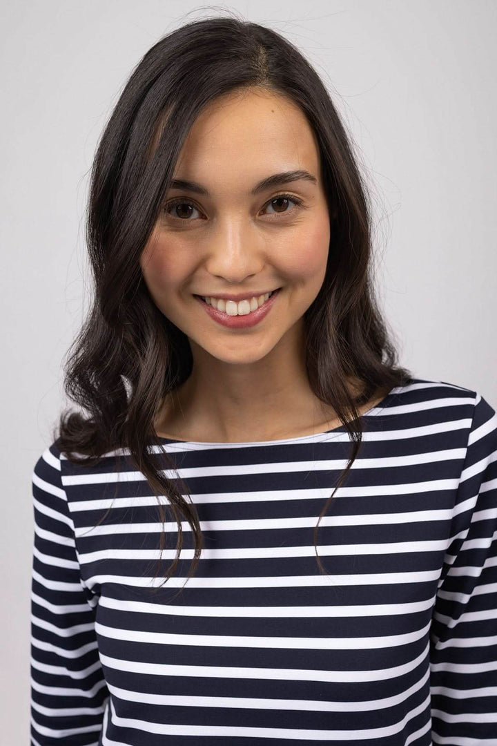 Femme portant une Marinière à col bateau PHARE avec manches trois-quarts et rayures noires et blanches