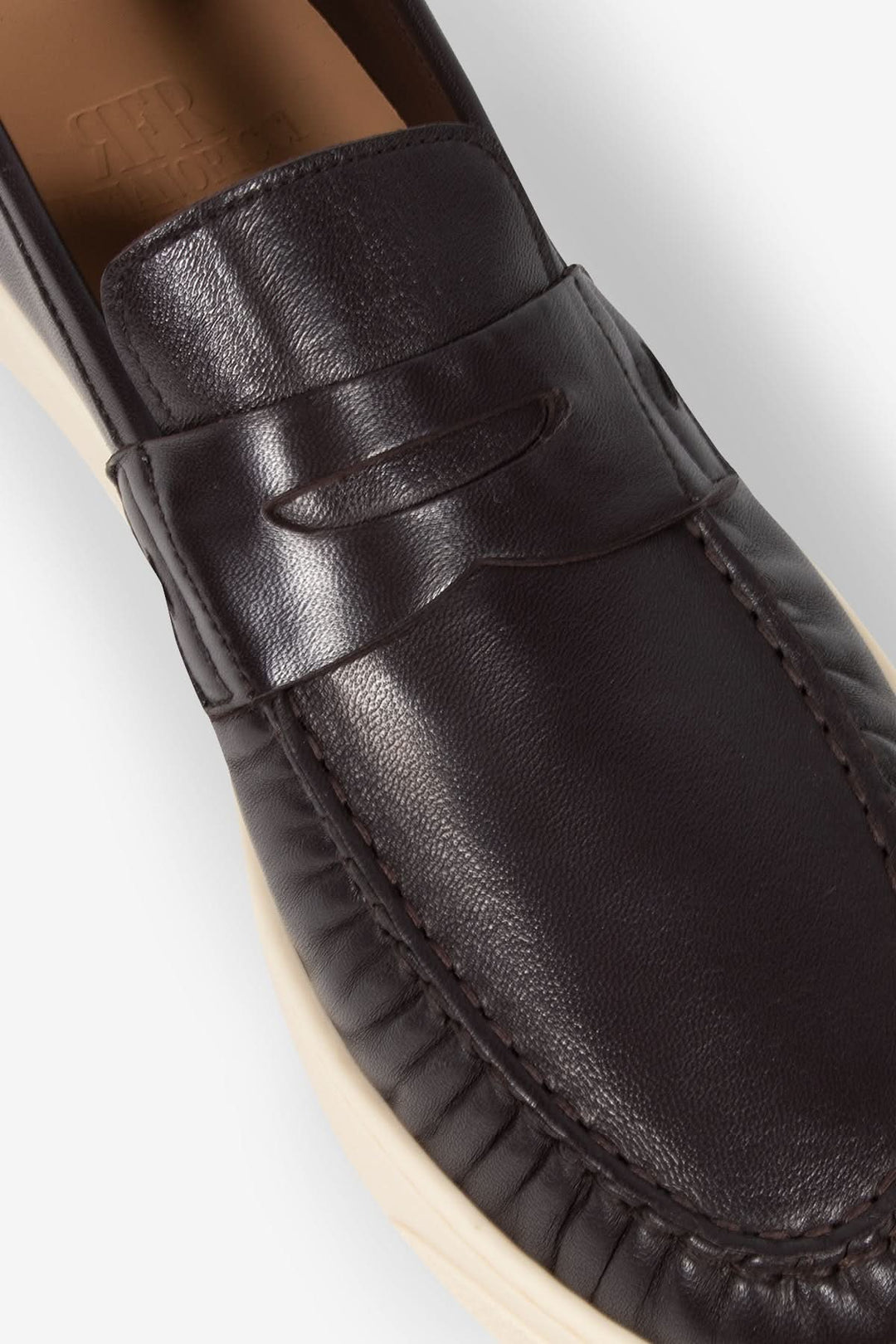 Mocassin de cuir Otto en cuir lisse avec bande style penny loafer, semelle contrastante moderne.