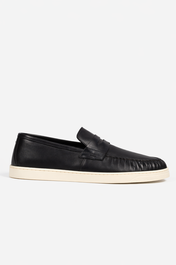 Mocassin de cuir Otto élégant en cuir lisse noir avec bande sur le cou-de-pied, semelle contrastante moderne.