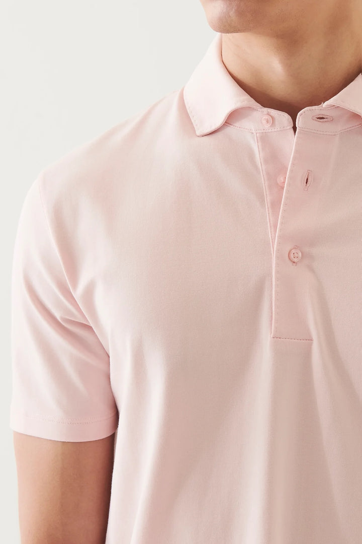 Polo à manches courtes en rose, tissu doux, col classique et patte de boutonnage à deux boutons, style décontracté.