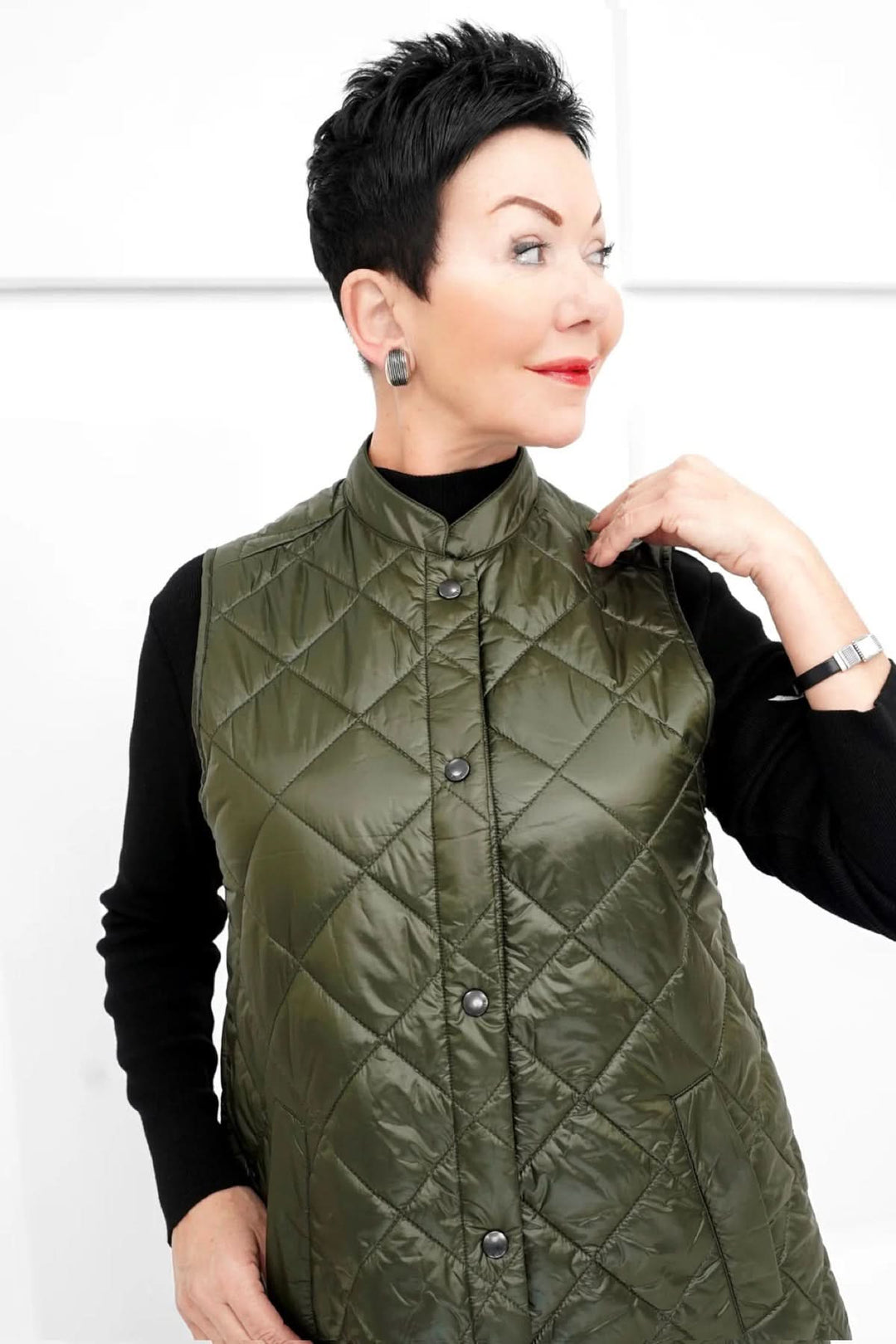 Femme portant un gilet matelassé Pearl d'Ilse Jacobsen, élégant et léger, parfait pour l'élégance quotidienne.