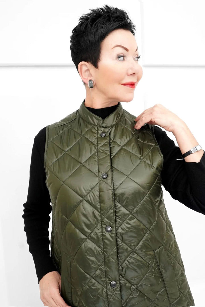 Femme portant un gilet matelassé Pearl d'Ilse Jacobsen, élégant et léger, parfait pour l'élégance quotidienne.