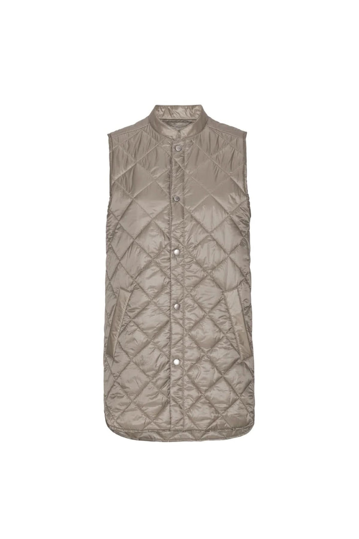 Gilet matelassé Pearl d'Ilse Jacobsen, léger et élégant, couleur beige, sans capuche.