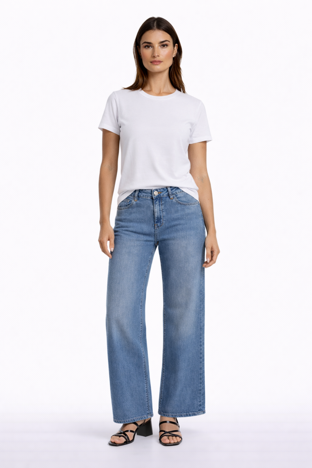 Femme portant un jeans à coupe droite, taille mi-haute, denim extensible, style moderne et confortable. Jeans à coupe droite.