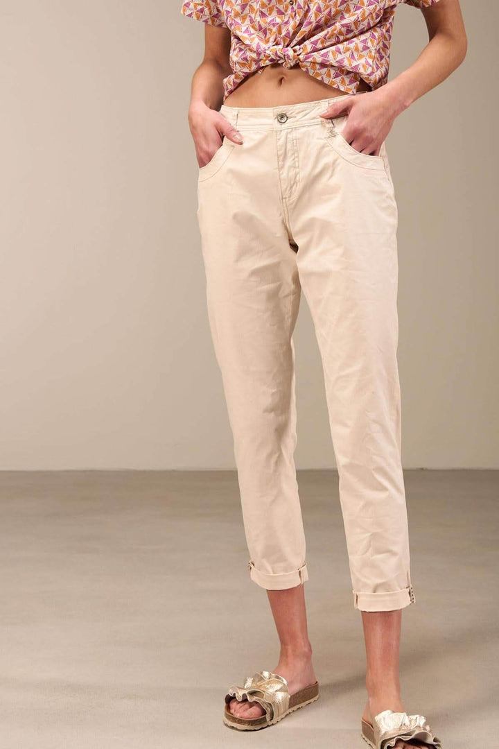 Pantalon 7/8 moulant à taille basse, en coton bio, avec ourlet retroussé et 5 poches, couleur beige.