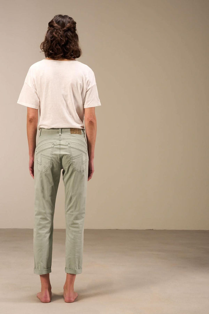 Pantalon 7/8 à taille basse, ourlet retroussé, 5 poches, tissu bio, confort optimal, vue arrière sur modèle.