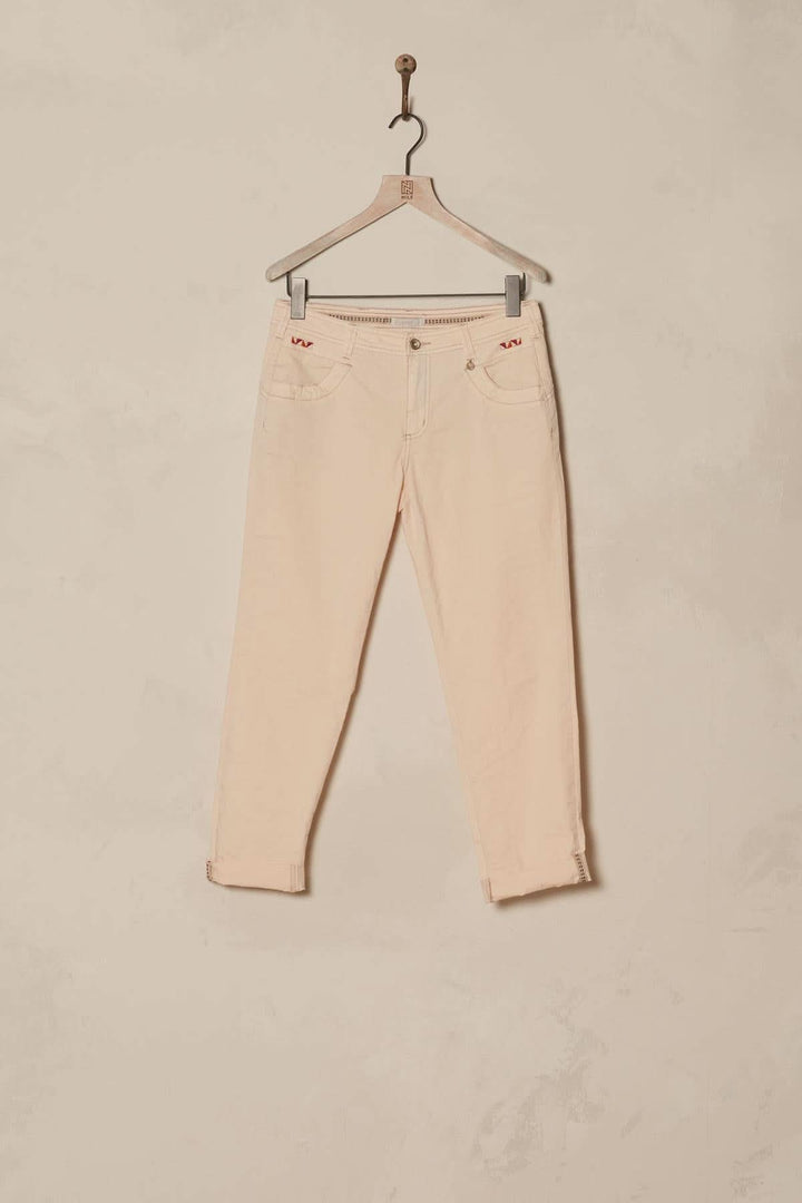 Pantalon 7/8 moulant en coton bio, teinte claire avec ourlet retroussé et bandes décoratives sur la couture intérieure.