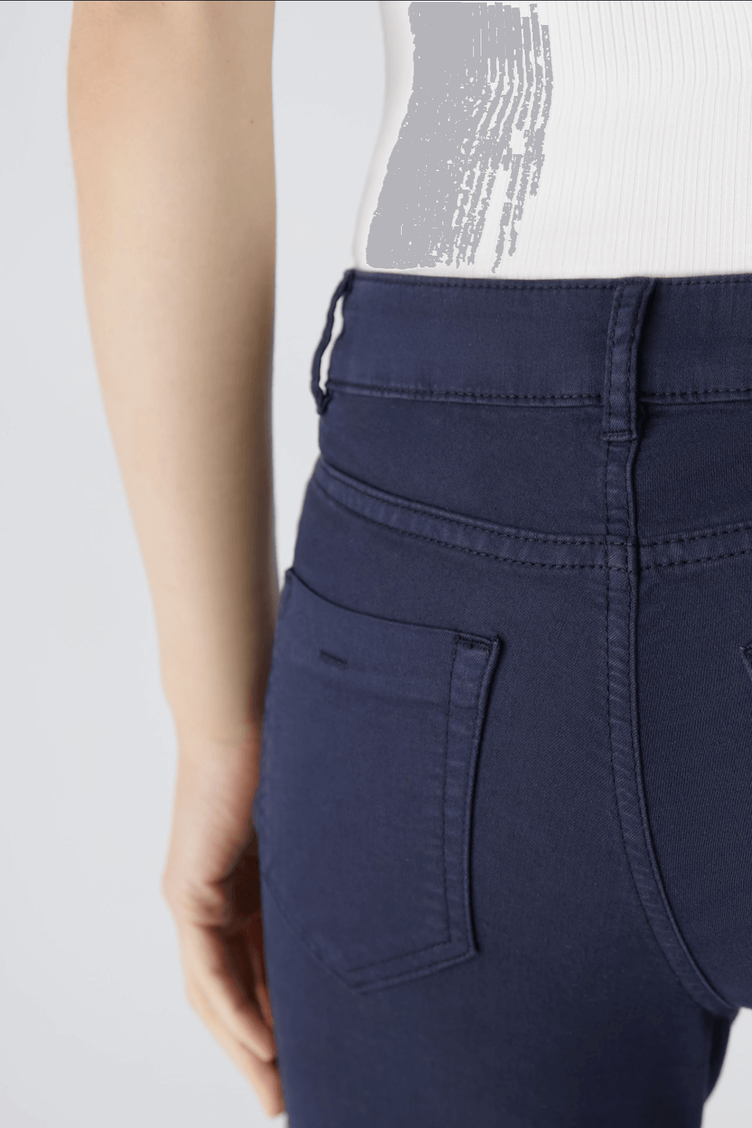 Détail du pantalon Baxtor, coupe slim, taille mi-haute, poches arrière, style décontracté.