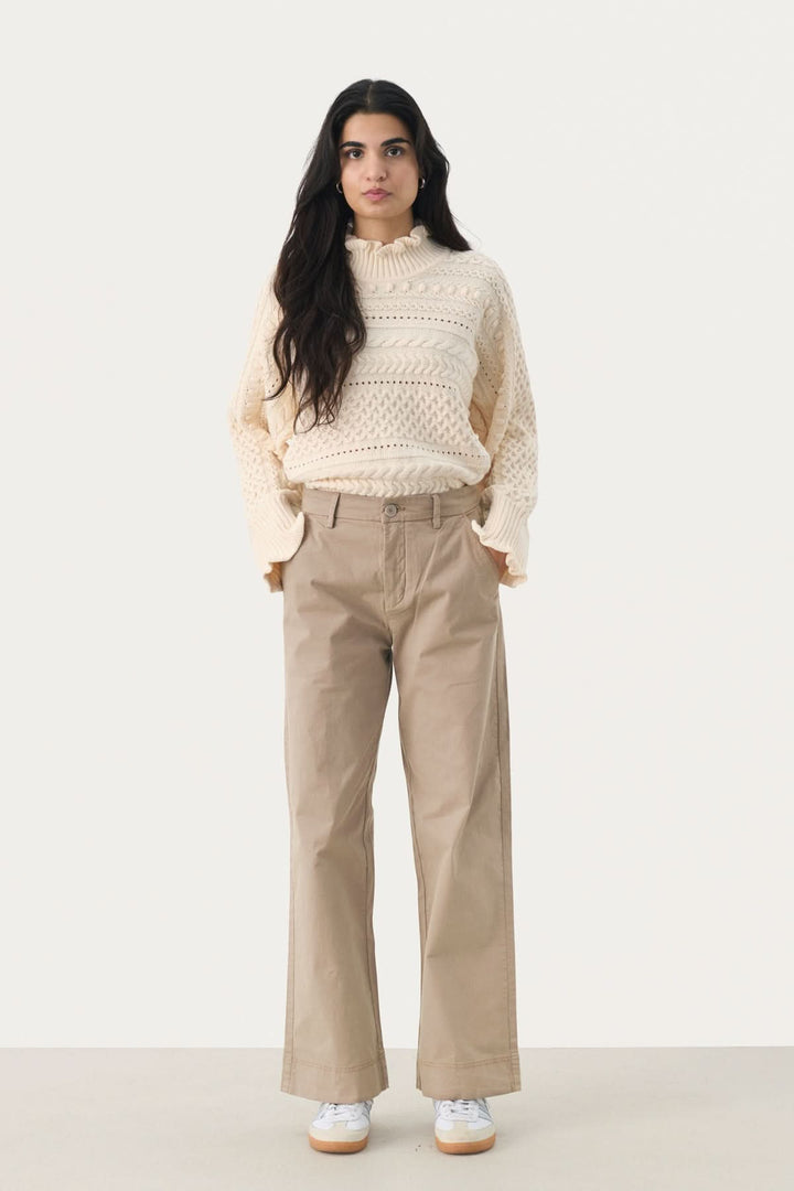 Pantalon Belme en coton à jambe large, associé à un chandail texturé pour un look décontracté et moderne.