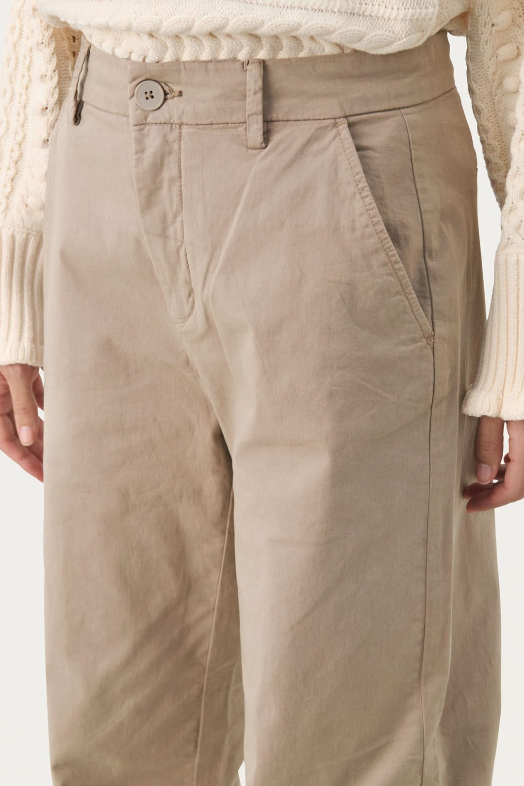 Pantalon en coton à jambe large, taille haute, coupe fluide, poches avant, style décontracté.