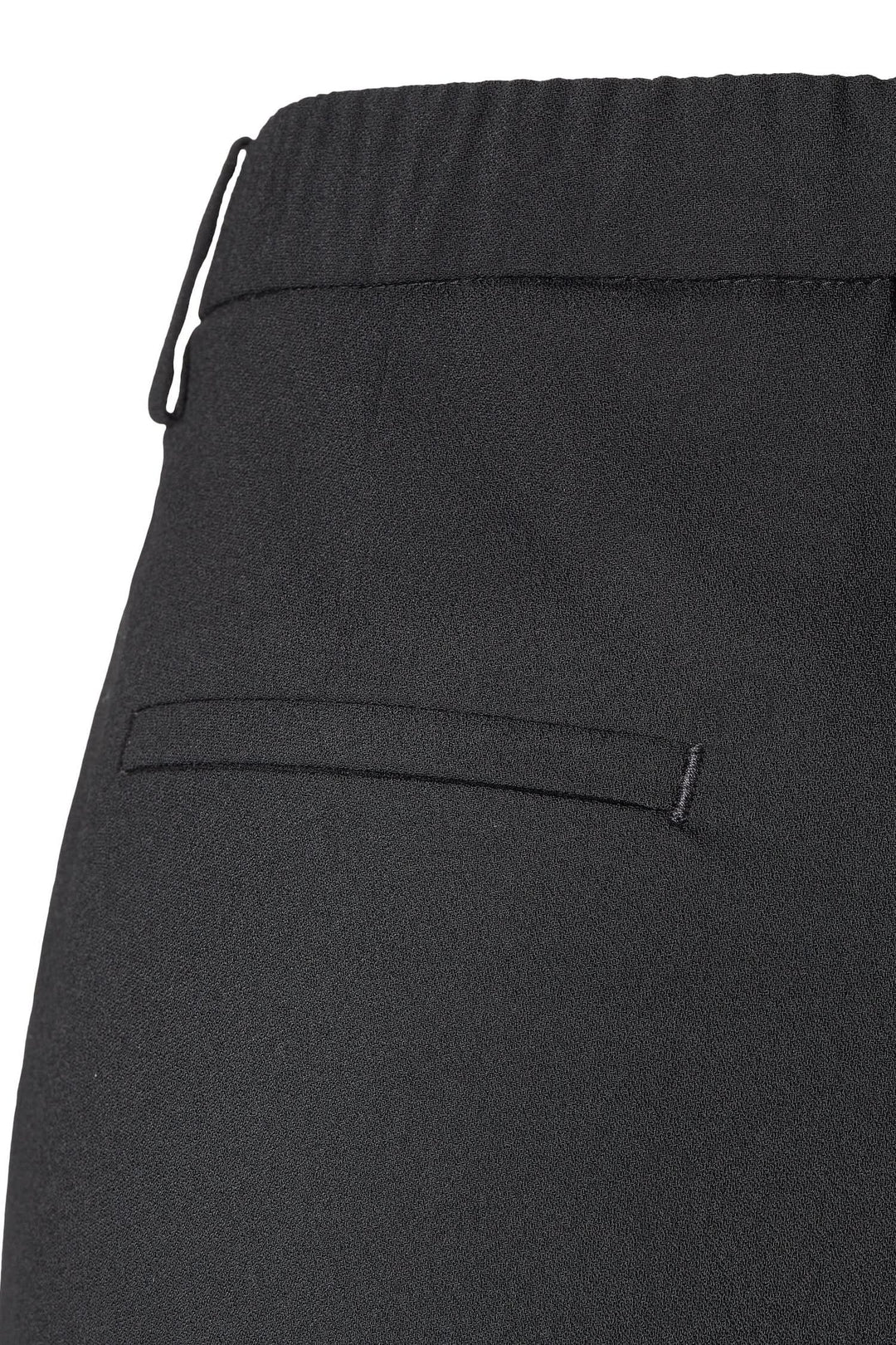 Détail du pantalon Chelsea, mettant en valeur la taille élastique et la poche arrière.