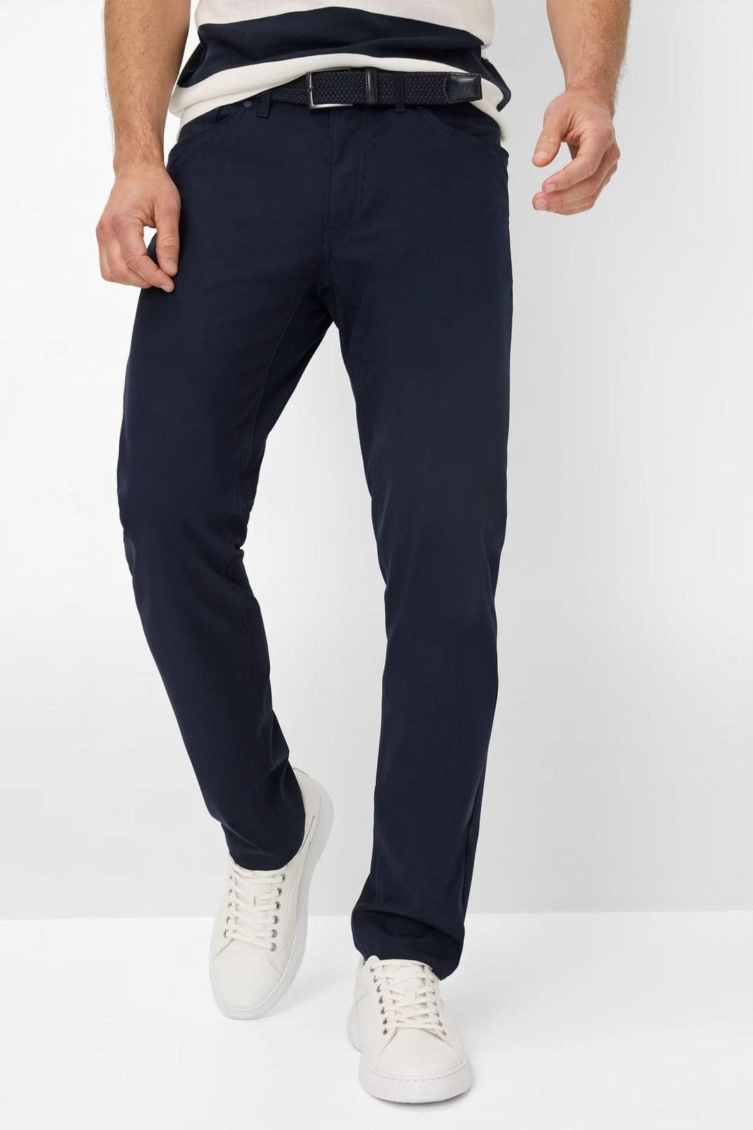 Pantalon Chuck silhouette droite, matière extensible, polyvalence pour tenue décontractée ou habillée, confort et allure structurée.