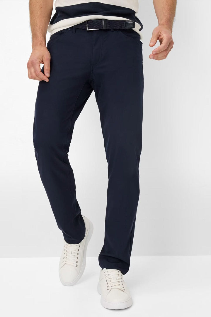 Pantalon Chuck silhouette droite, matière extensible, polyvalence pour tenue décontractée ou habillée, confort et allure structurée.