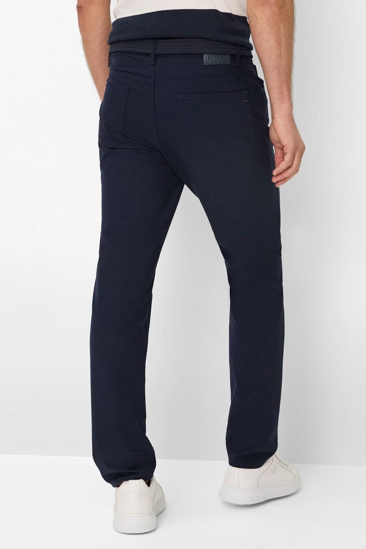 Pantalon Chuck homme vue arrière, coupe droite moderne, bleu marine, taille régulière, matière extensible, idéal pour style quotidien soigné.