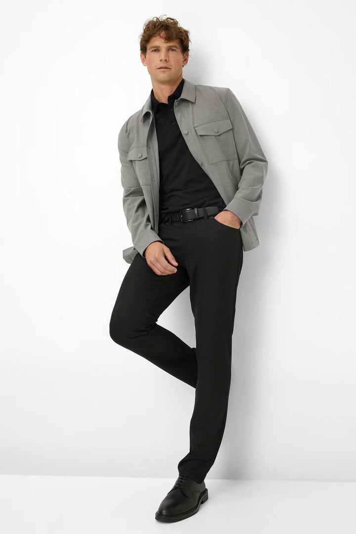 Homme portant le Pantalon Chuck avec chemise grise, style moderne et soigné. Coupe droite et extensible, idéal pour le quotidien.