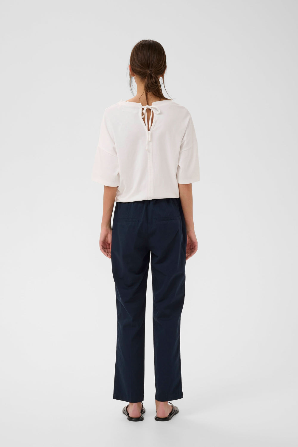 Pantalon Diaz droit épuré, vue arrière, modèle féminin portant un haut blanc, coupe moderne et décontractée pour un look quotidien.