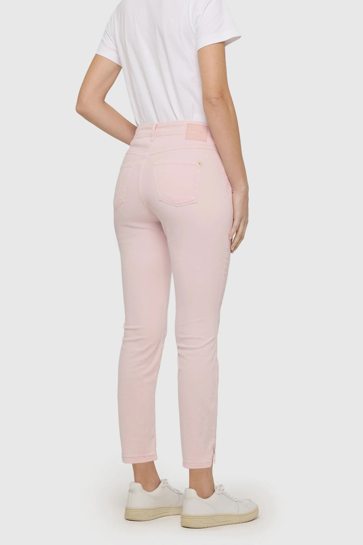 Person wearing Pantalon Dream Summer, pink skinny fit pants, shown from the back, paired with a white t-shirt and sneakers.
